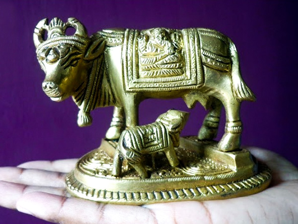 പശുവിന്റെയും കിടാവിന്റെയും പ്രതിമ