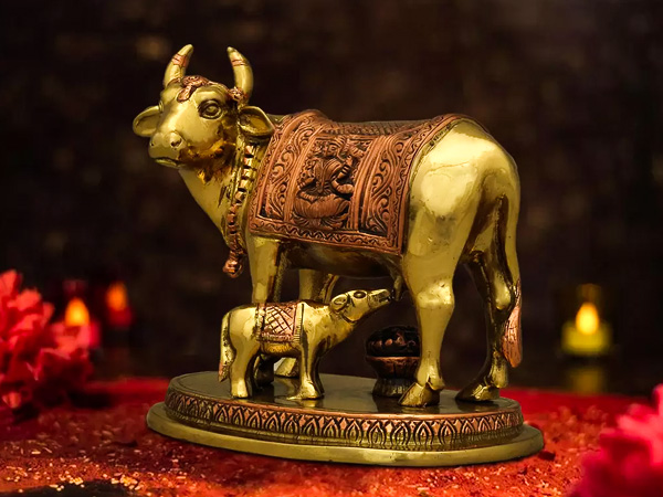 പശുവിന്റെയും കിടാവിന്റെയും പ്രതിമ