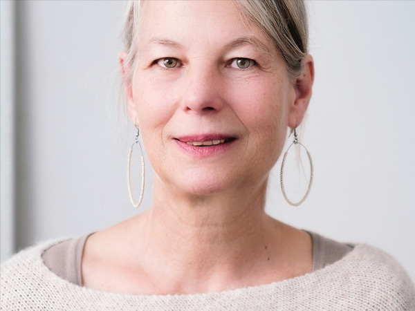 Reasons Why Young Men Are Attracted To Older Women And Likes To Be Their Partner