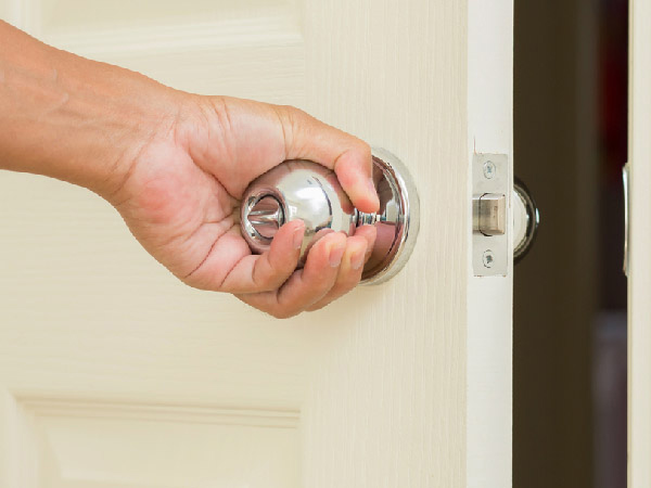 Vastu Tips: Remove These Things From House If You Want To Get Rid Of Financial Problems