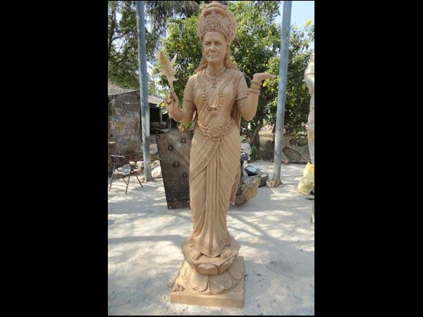 temples dedicated to indian politicians