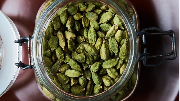 Health Benefits of Chewing Elaichi