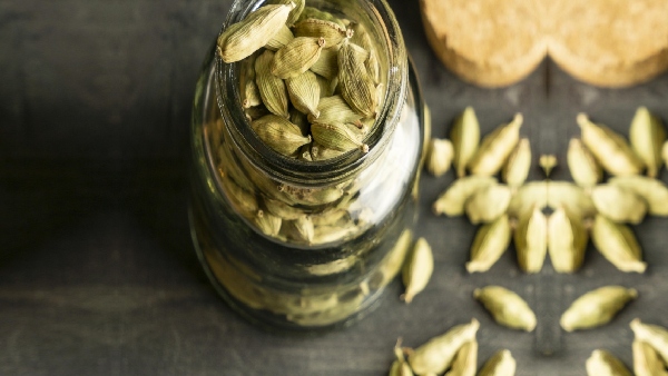 Benefits of Chewing Cardamom