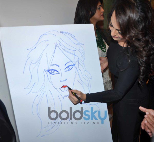 Sonakshi Sinha stuns during Painting Exhibition of Neeraj Goswami