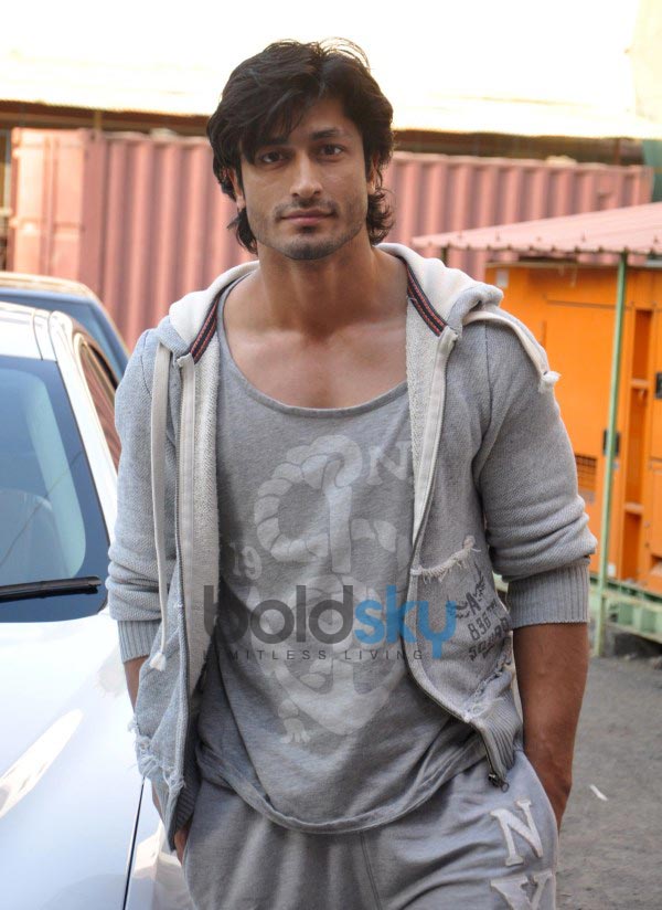 Vidyut Jamwal teaches self defence to College Girls