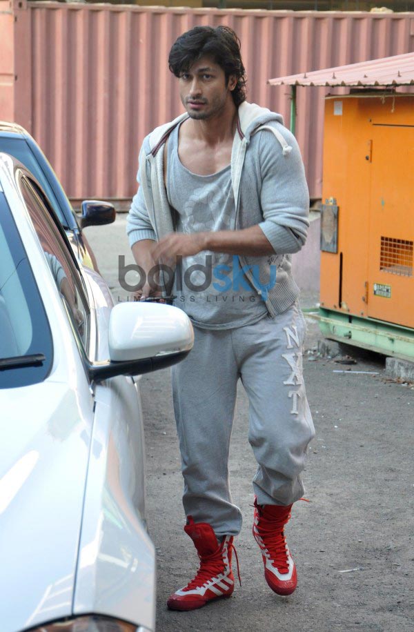 Vidyut Jamwal teaches self defence to College Girls