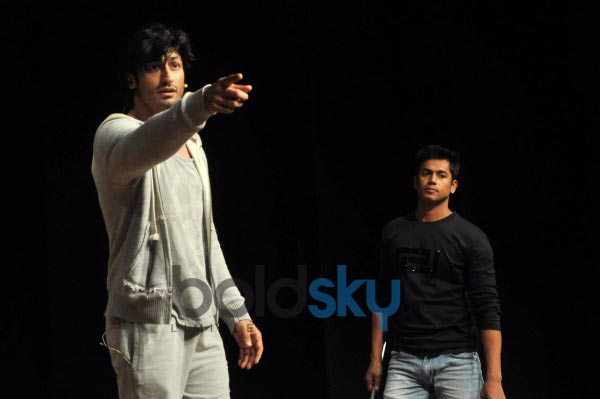 Vidyut Jamwal teaches self defence to College Girls
