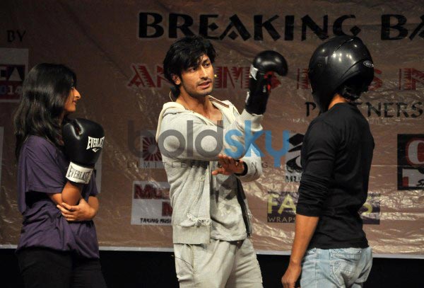 Vidyut Jamwal teaches self defence to College Girls