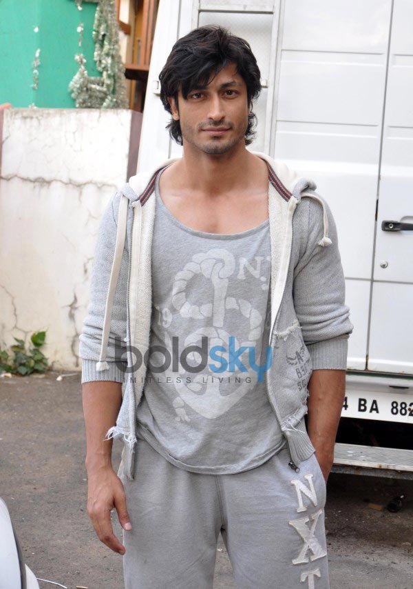 Vidyut Jamwal teaches self defence to College Girls