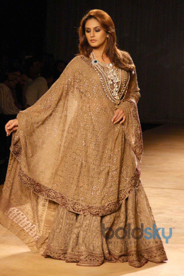 Huma Qureshi stuns at ICW 2014 Rimple and Harpreet Narula Show