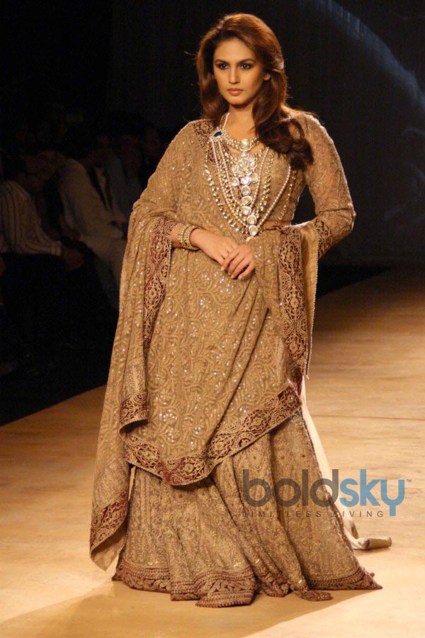 Huma Qureshi stuns at ICW 2014 Rimple and Harpreet Narula Show