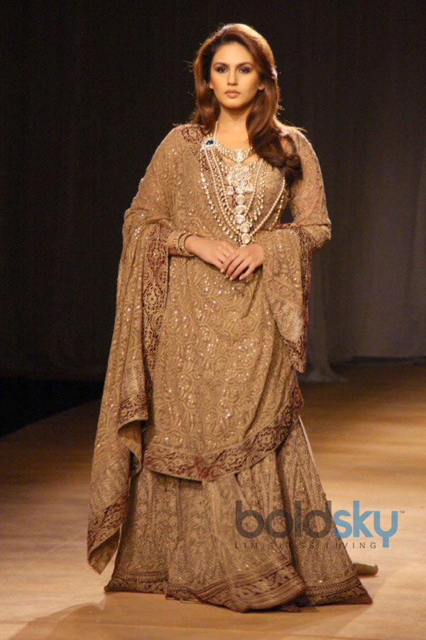 Huma Qureshi stuns at ICW 2014 Rimple and Harpreet Narula Show