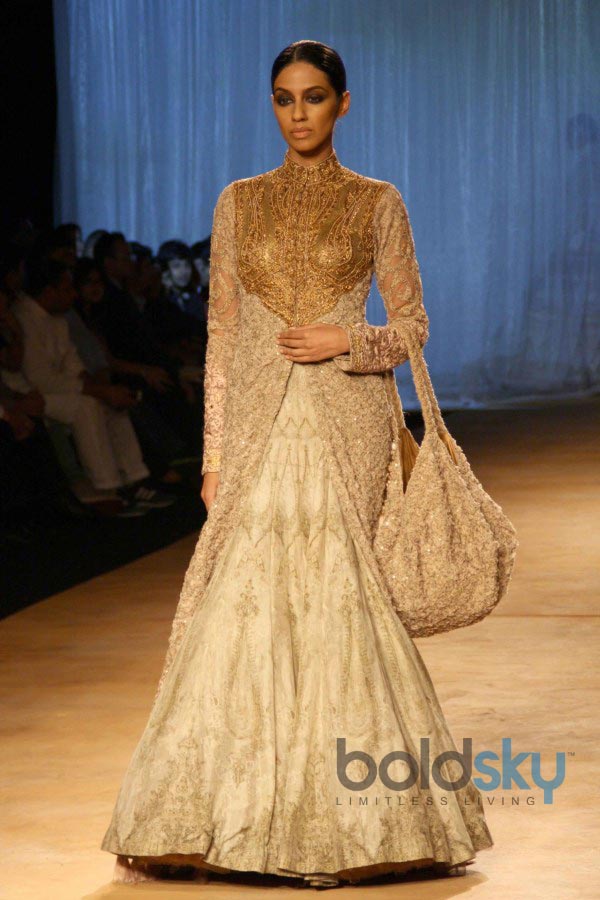 Huma Qureshi stuns at ICW 2014 Rimple and Harpreet Narula Show