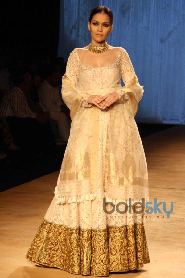 Huma Qureshi stuns at ICW 2014 Rimple and Harpreet Narula Show