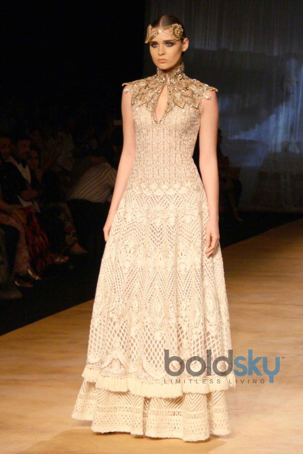 Huma Qureshi stuns at ICW 2014 Rimple and Harpreet Narula Show