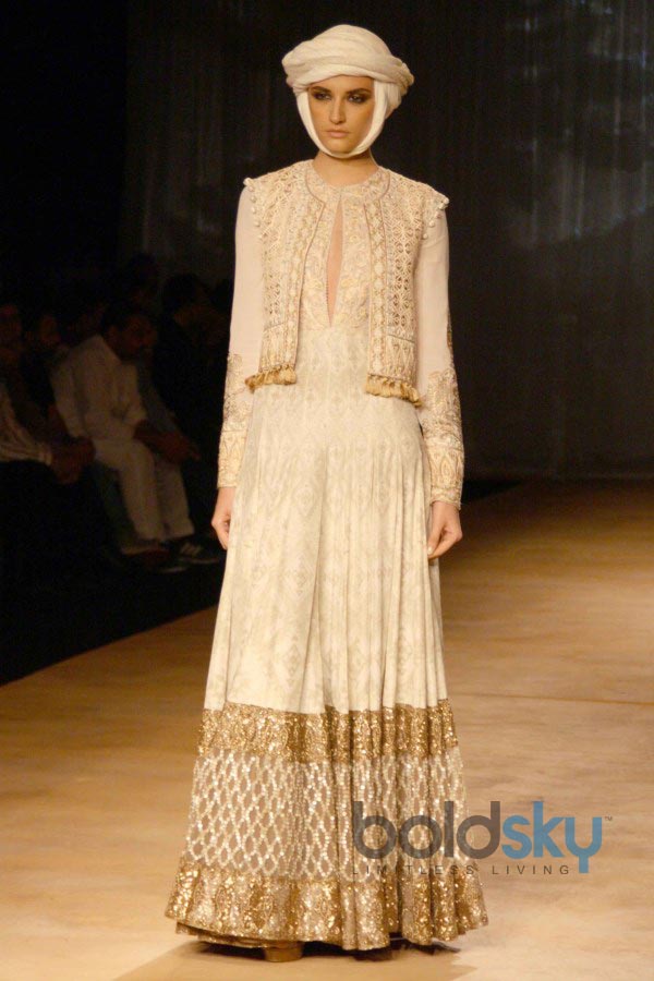 Huma Qureshi stuns at ICW 2014 Rimple and Harpreet Narula Show