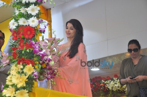 Aishwarya Rai Inaugurates Kalyan Jewellers New Store