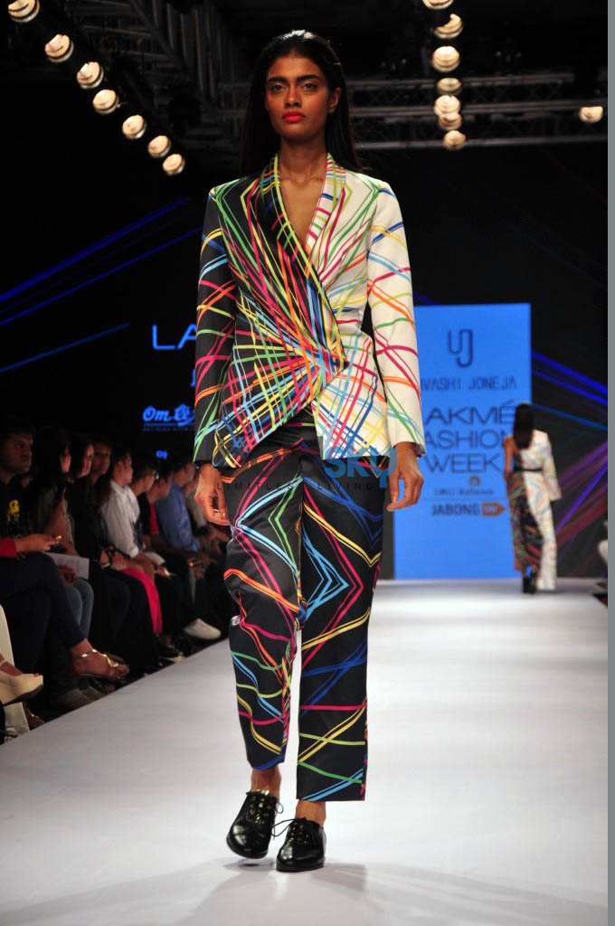 LFW Day 3 - Vasundhara, Armaan Aiman, Stephany Dsouza, Urvashi Joneja Show