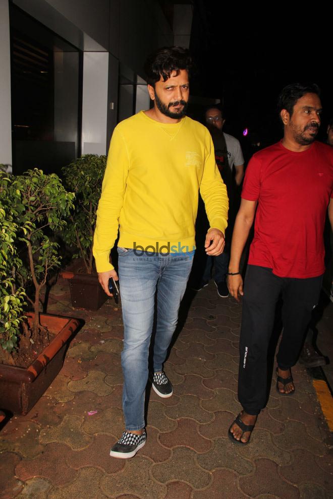 Ritesh Deshmukh Spotted At Salt Water Cafe In Bandra
