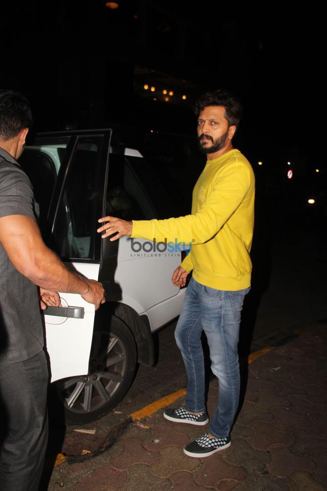 Ritesh Deshmukh Spotted At Salt Water Cafe In Bandra
