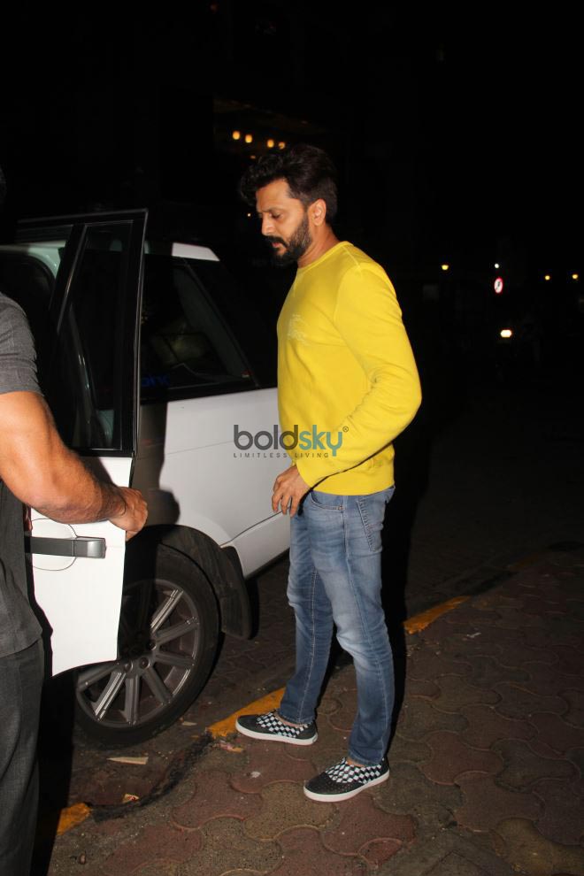 Ritesh Deshmukh Spotted At Salt Water Cafe In Bandra