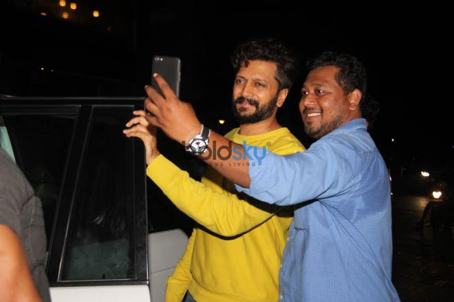 Ritesh Deshmukh Spotted At Salt Water Cafe In Bandra
