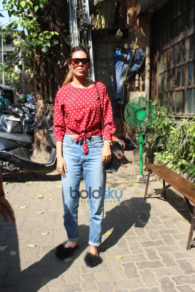 Esha Gupta With Sister Spotted At Pali Village Cafe Bandra