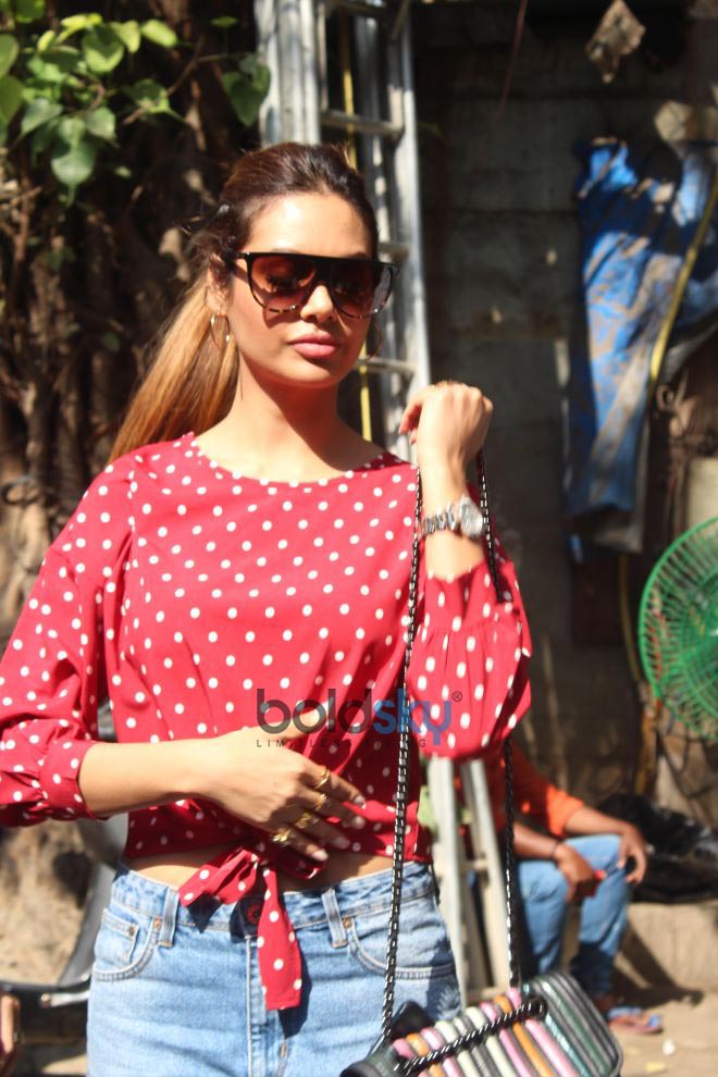 Esha Gupta With Sister Spotted At Pali Village Cafe Bandra