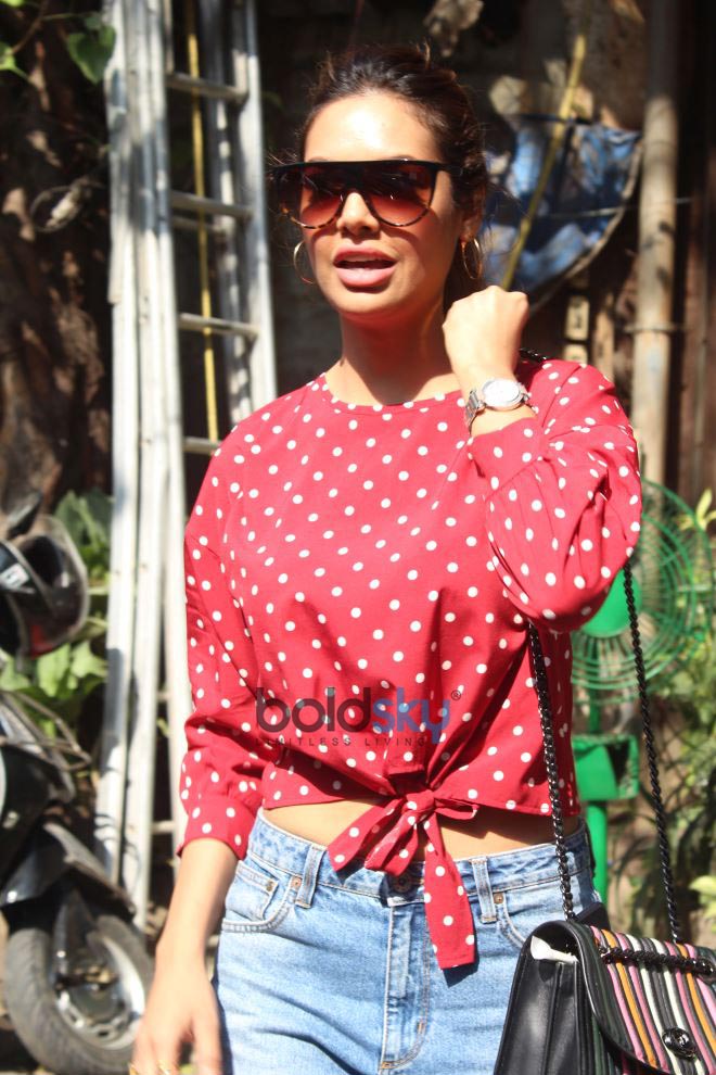 Esha Gupta With Sister Spotted At Pali Village Cafe Bandra