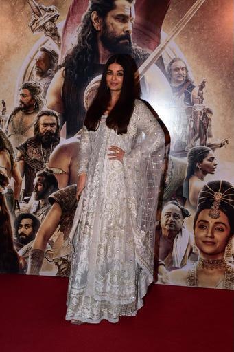 Aishwarya Rai Bachchan, AR Rahman and star cast of PS-1 snapped at press conference in Mumbai