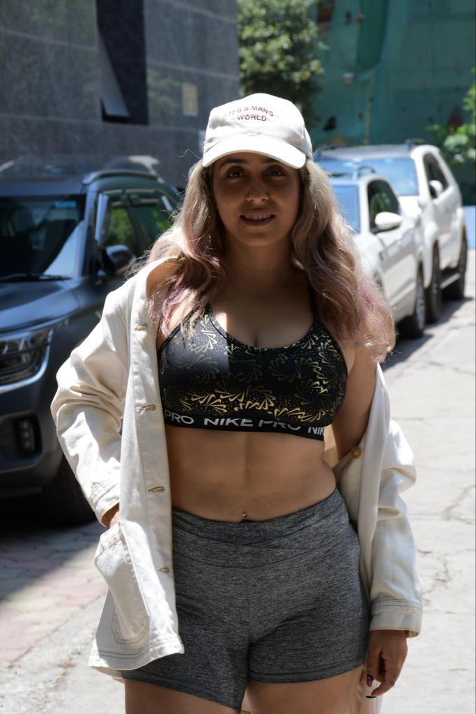 From Neha Sharma to Neha Bhasin, B-Town Divas starting their weekends with Quick Workouts