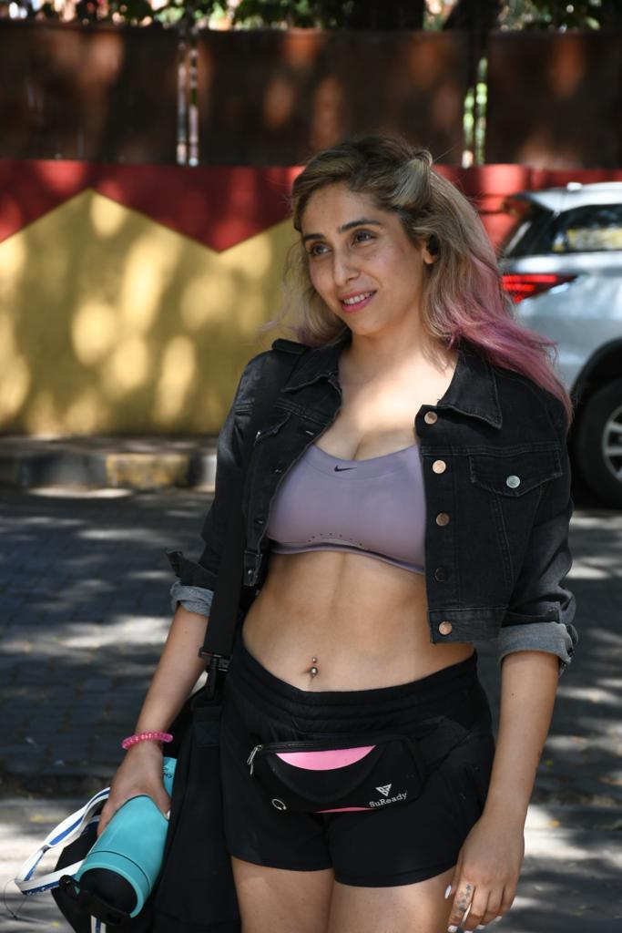 Gym Looks 2023: Singer Neha Bhasin spotted outside Gym in Bandra, flaunts her toned midriff