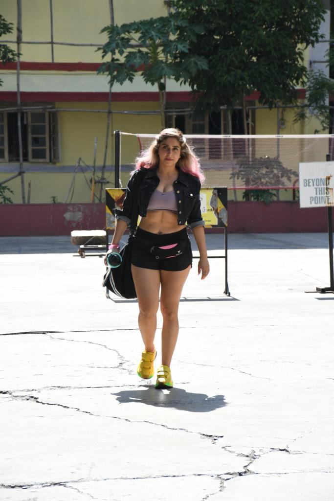 Gym Looks 2023: Singer Neha Bhasin spotted outside Gym in Bandra, flaunts her toned midriff