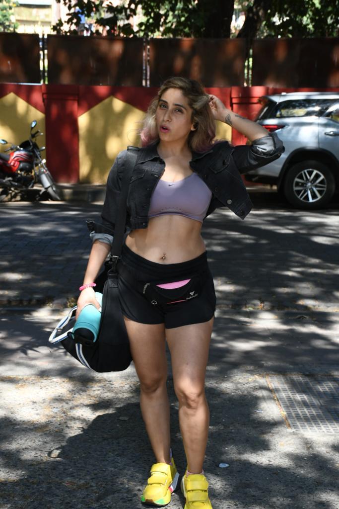 Gym Looks 2023: Singer Neha Bhasin spotted outside Gym in Bandra, flaunts her toned midriff