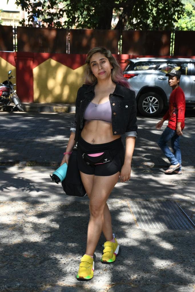 Gym Looks 2023: Singer Neha Bhasin spotted outside Gym in Bandra, flaunts her toned midriff