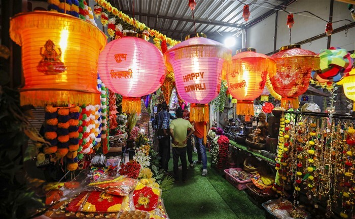 Diwali 2023: Vibrant Markets Buzz with Early Diwali Shopping Scenes