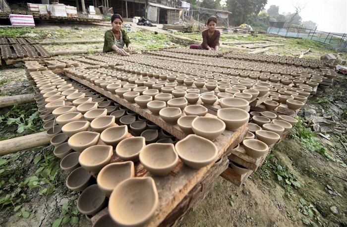 Diwali 2023: Vibrant Markets Buzz with Early Diwali Shopping Scenes