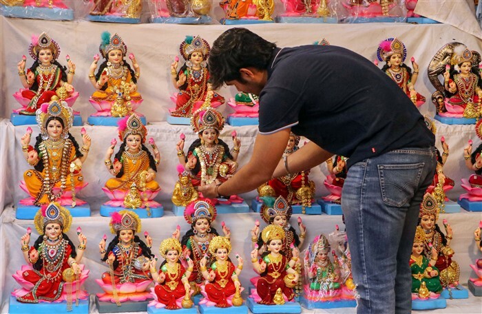 Diwali 2023: Vibrant Markets Buzz with Early Diwali Shopping Scenes