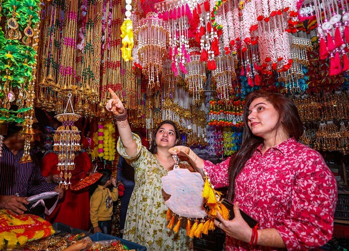Diwali 2023: Vibrant Markets Buzz with Early Diwali Shopping Scenes