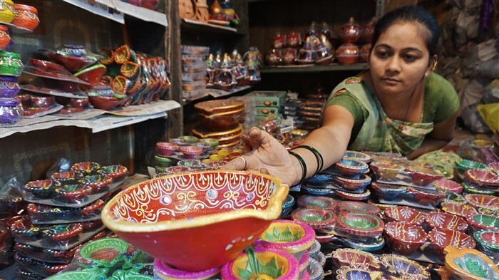 Diwali 2023: Vibrant Markets Buzz with Early Diwali Shopping Scenes