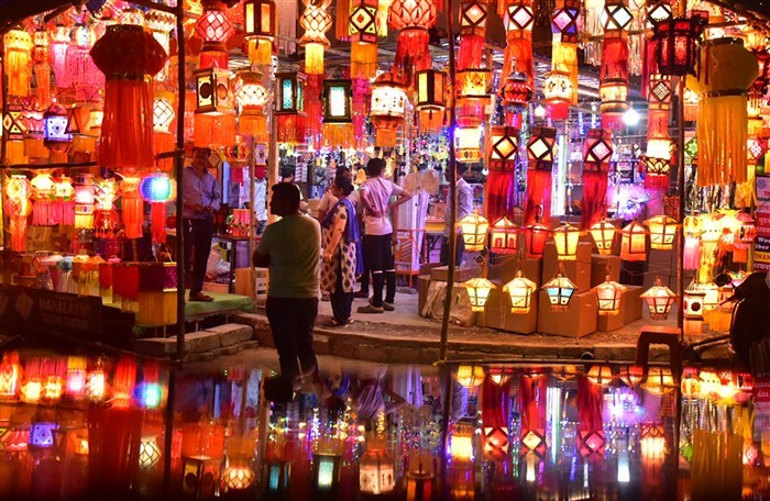 Diwali 2023: Vibrant Markets Buzz with Early Diwali Shopping Scenes