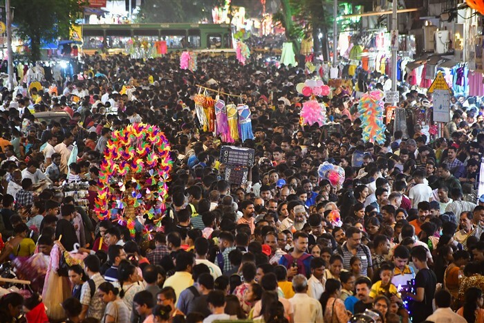 Diwali 2023: Vibrant Markets Buzz with Early Diwali Shopping Scenes