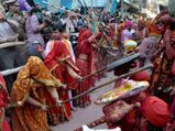 சிக்கினால் தர்ம அடி, ஆண்களை விரட்டியடிக்கும் பெண்கள்: உ.பி-யில் விசித்திரமான கொண்டாட்டம்!