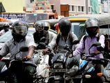 ஹெல்மெட் அணிவதால் முடி உதிர்வதை தடுப்பது எப்படி?