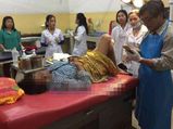 தவறி வெள்ளரி காய் மீது விழுந்த பெண், பெண்ணுறுப்பில் சிக்கிக் கொண்டதால் மருத்துவமனையில் அனுமதி!