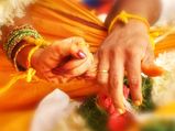 தன் காதலனை திருமணம் செய்து கொள்ள திருமணத்தன்று போராட்டத்தில் ஈடுபட்ட பெண்