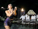 ஹோட்டல்களில் அரைகுறை உடையோடு பணிபுரியும் பெண்களுக்கு உண்டாகும் பிரச்சனை என்ன தெரியுமா?