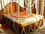முதலிரவன்று ஏன் அதிக பூக்களை பயன்படுத்துகிறார்கள் தெரியுமா?