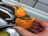 காணாமல் போன திருமண மோதிரம் 3 ஆண்டு கழித்து கேரட்டில் இருந்து கண்டுபிடித்த மனிதர்...