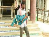 மகளின் சடலத்தை தந்தை தோளில் சுமந்து சென்ற கொடூரம்...